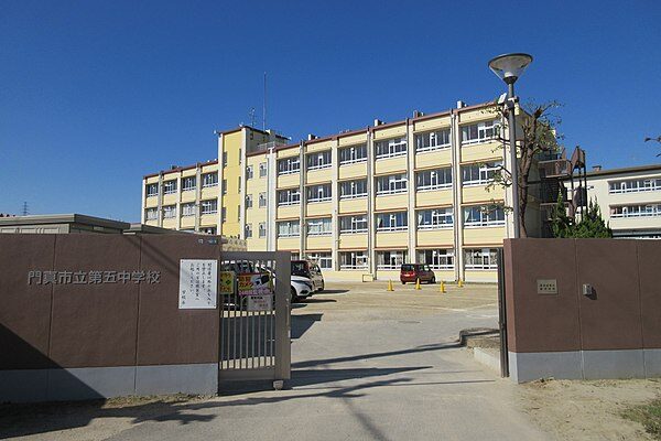 600px-kadoma_city_daigo_junior_high_school-3154408